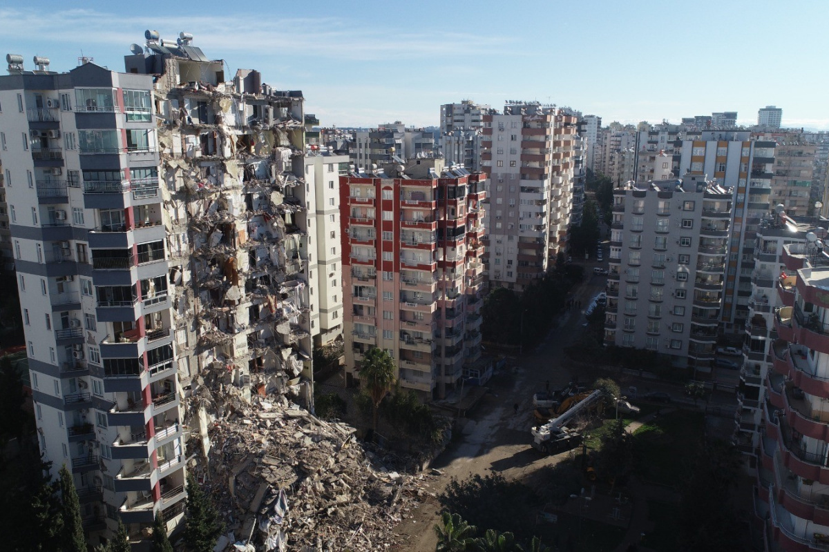 Yarısı yıkılan Mete Apartmanı drone ile görüntülendi